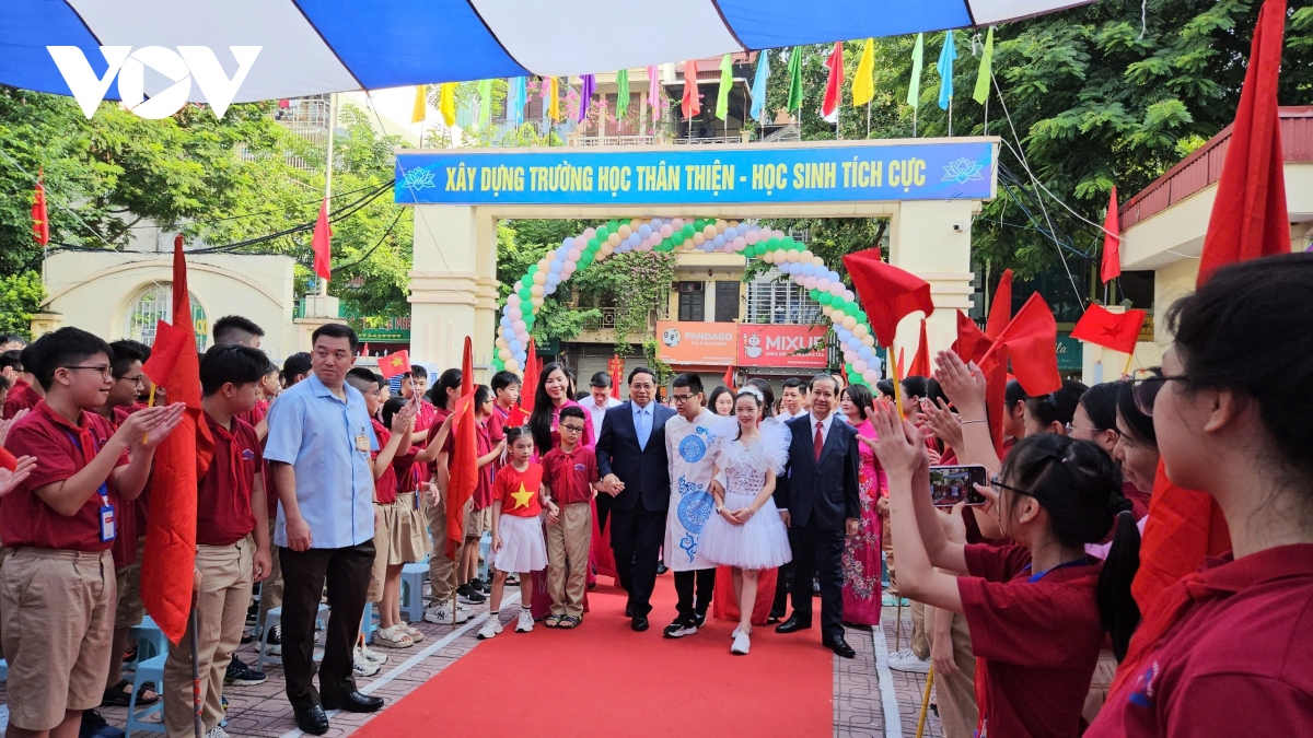 thu tuong du khai giang voi thay tro truong ptcs nguyen Dinh chieu, ha noi hinh anh 2