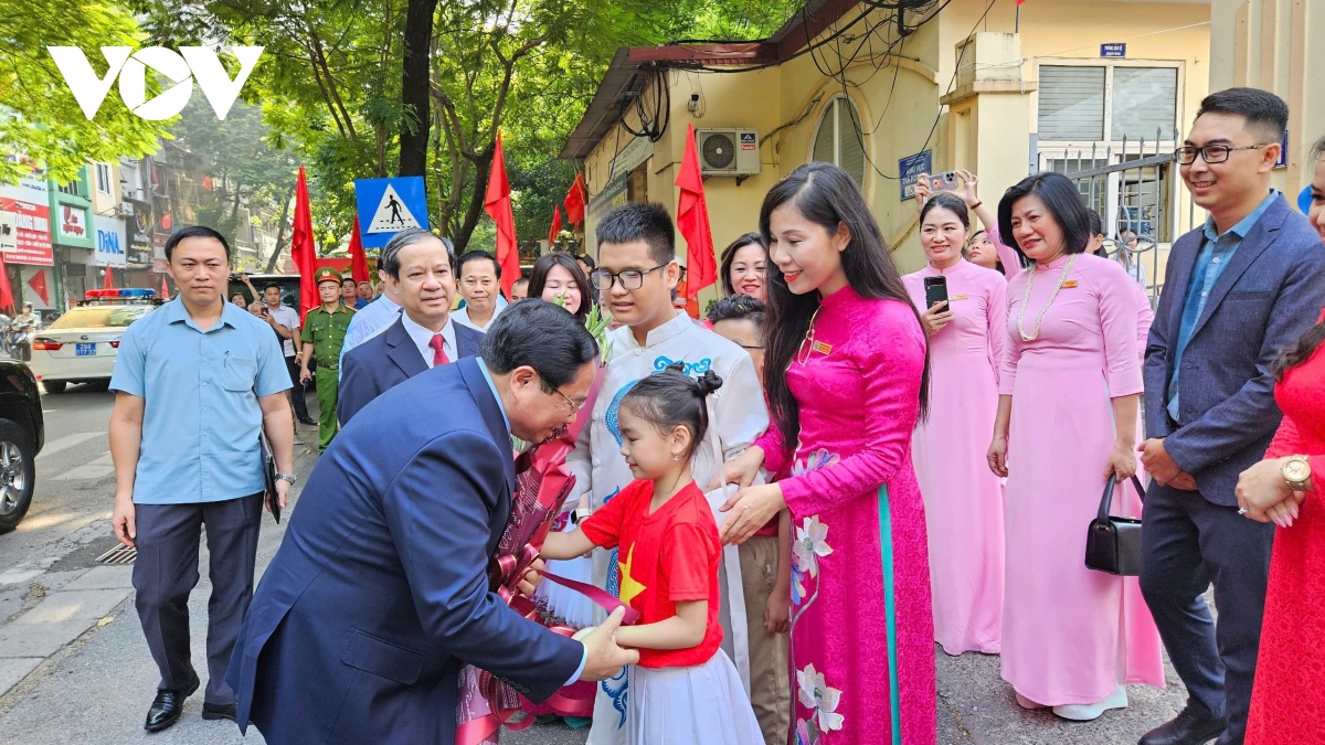 thu tuong du khai giang voi thay tro truong ptcs nguyen Dinh chieu, ha noi hinh anh 1