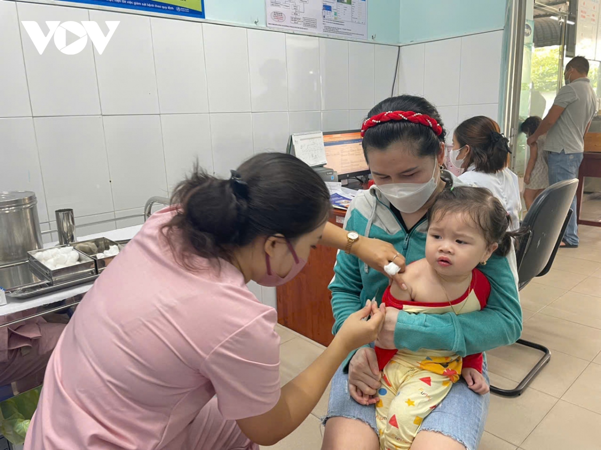 Khoảng 9.770 trẻ được tiêm vaccine sởi trong ngày thứ 2 tiêm chiến dịch