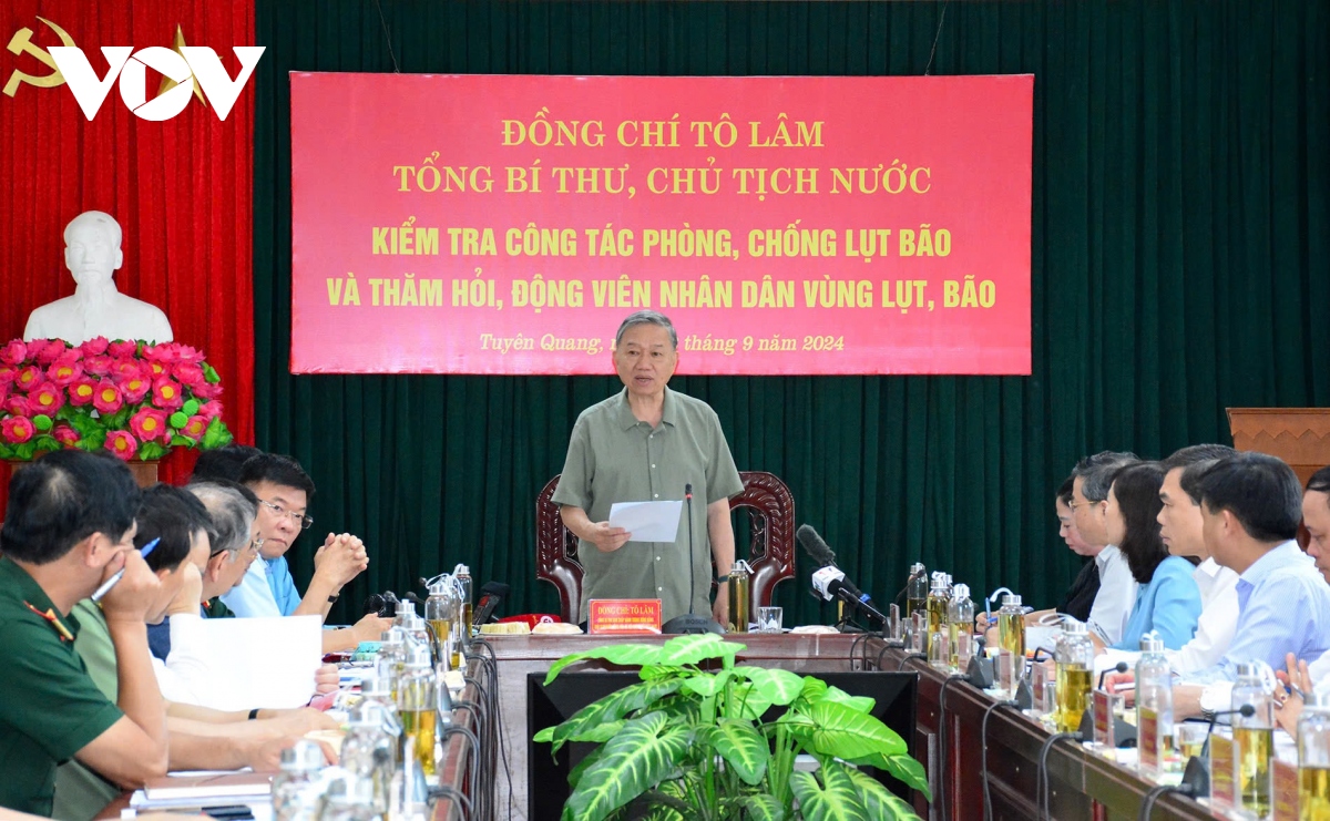 tong bi thu, chu tich nuoc thi sat viec gia co de, tang qua nguoi dan vung lu tuyen quang hinh anh 4