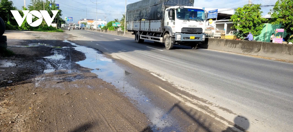 xuat hien nhieu ho tu than tren duong dan vao duong cao toc trung luong- tphcm hinh anh 1