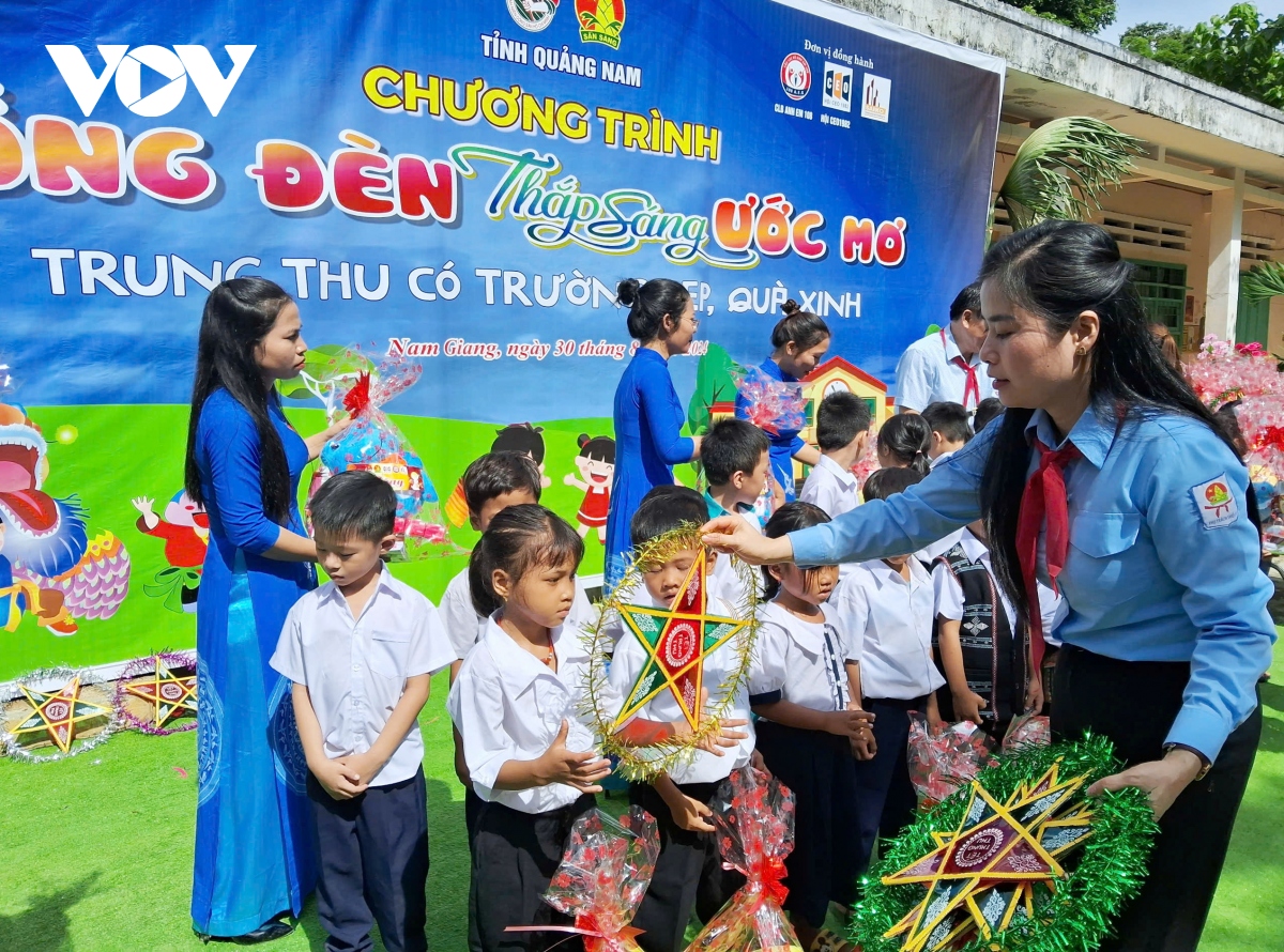 tet trung thu cua tre em vung cao quang nam hinh anh 2