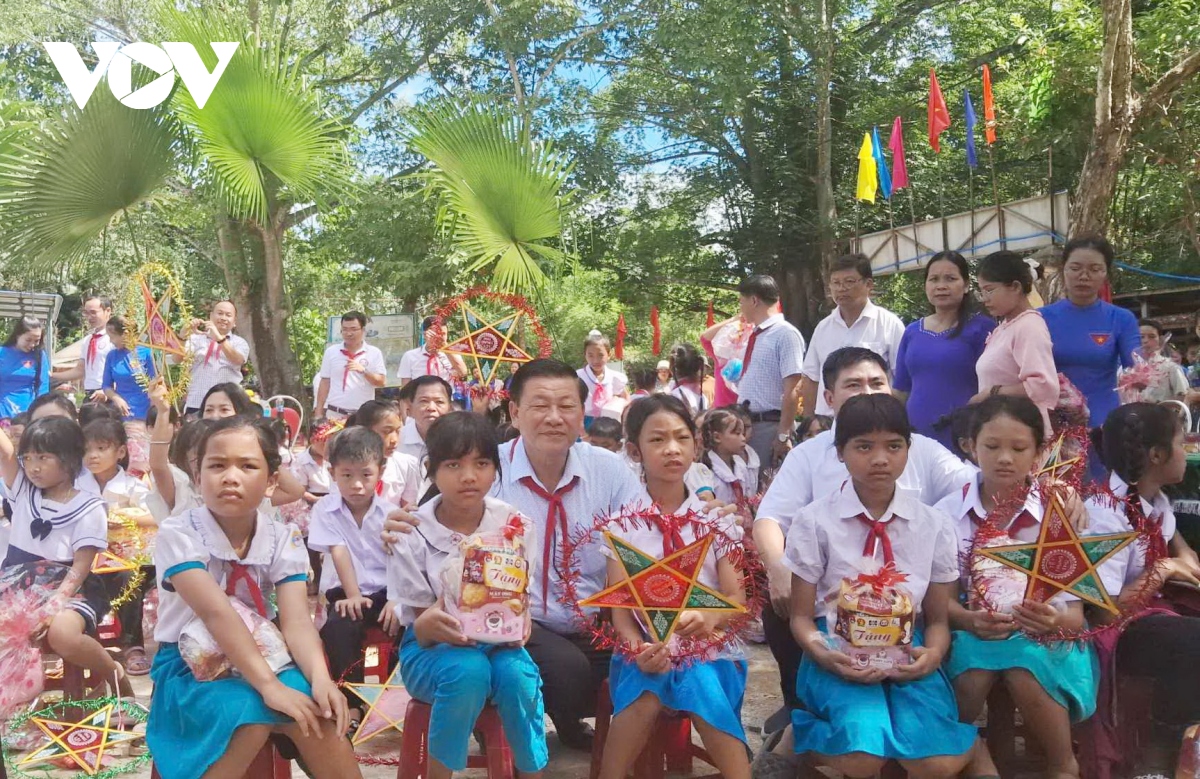 tet trung thu cua tre em vung cao quang nam hinh anh 4