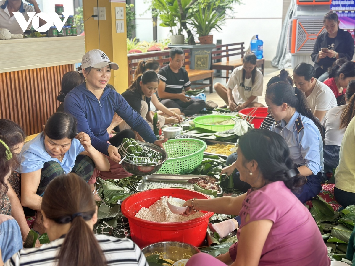 nguoi dan son la goi yeu thuong gui ve vung lu hinh anh 2