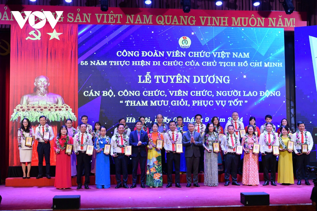 tuyen duong 150 can bo, cong chuc tham muu gioi, phuc vu tot hinh anh 3