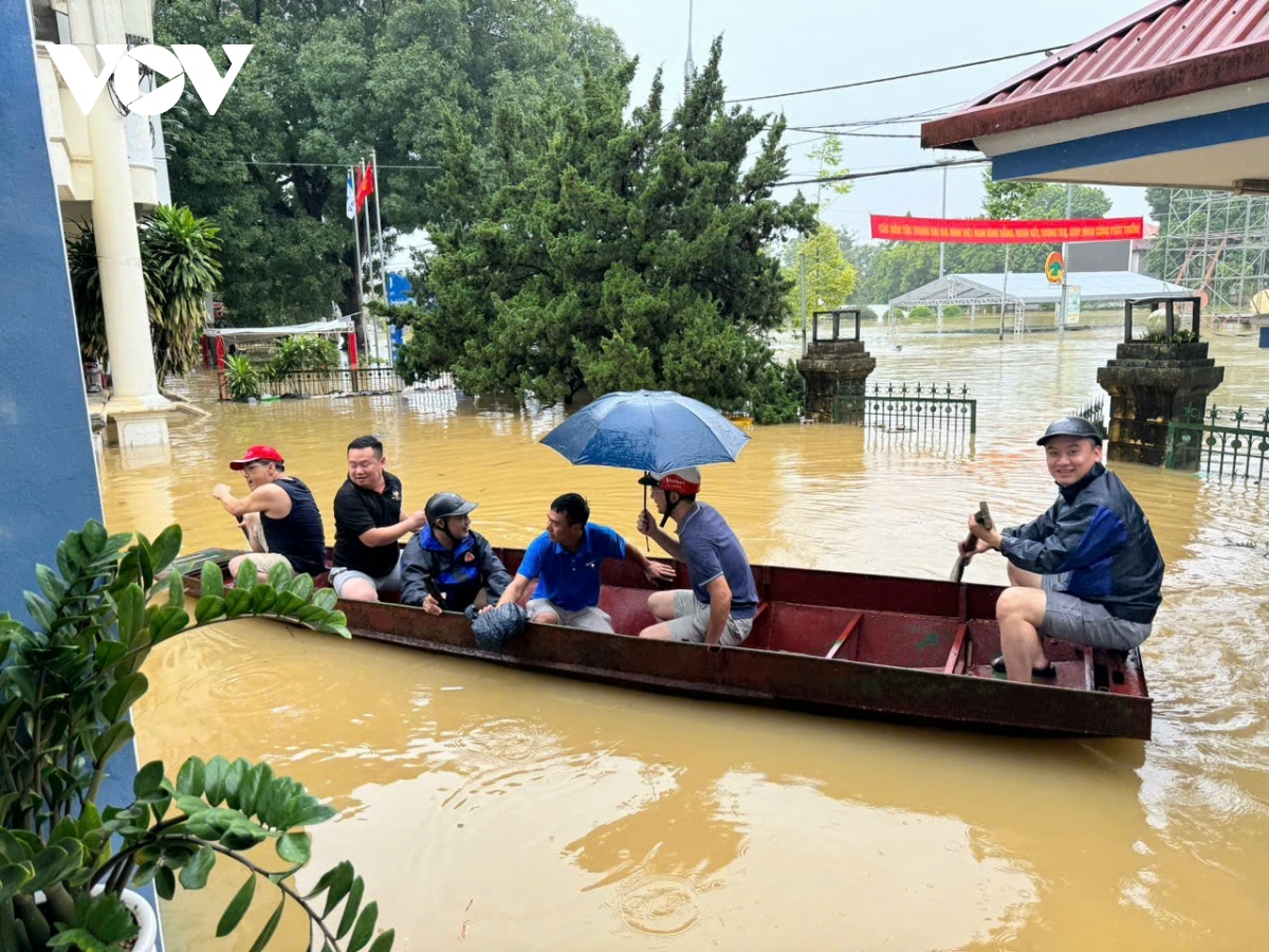 luc luong chuc nang tuyen quang tich cuc dua nguoi dan ra khoi khu vuc bi ngap hinh anh 2