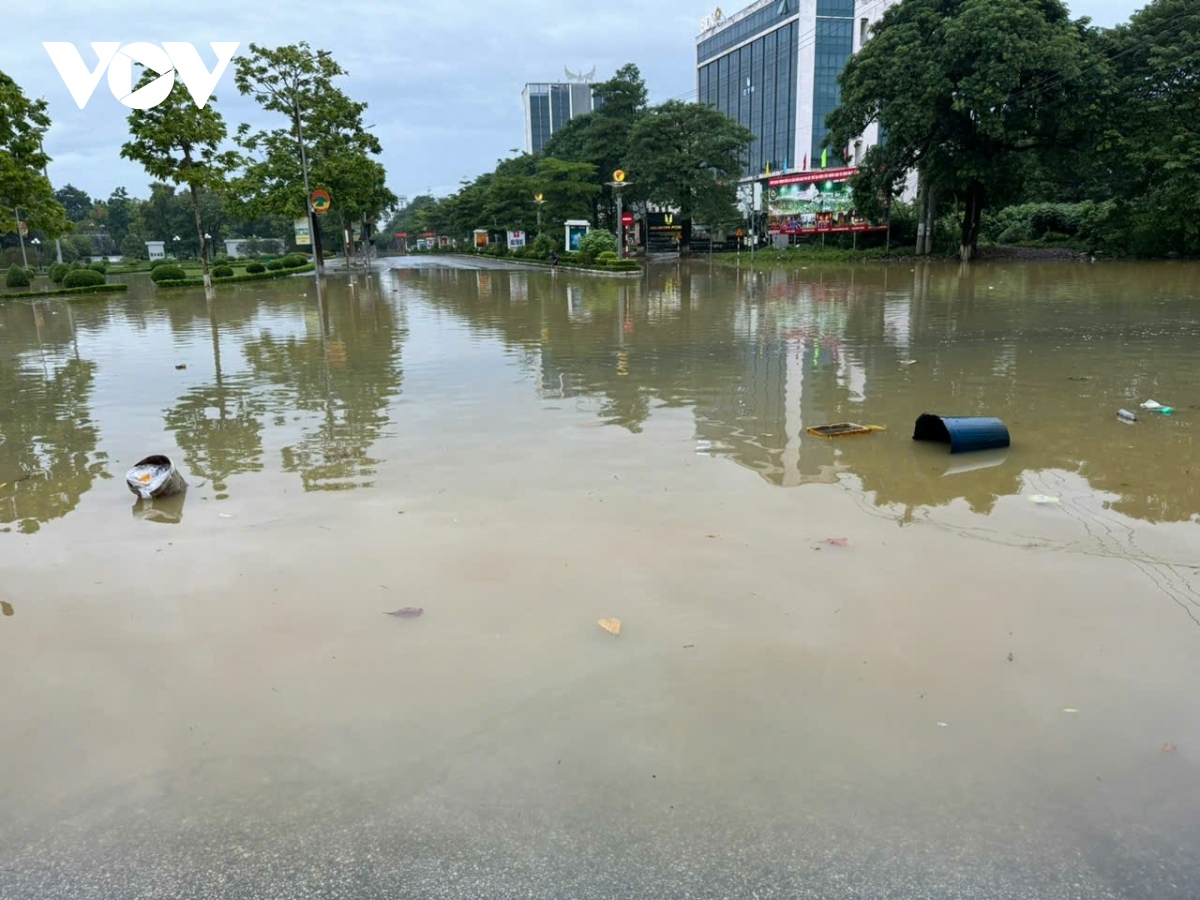 Lực lượng chức năng Tuyên Quang tích cực đưa người dân ra khỏi khu vực bị ngập