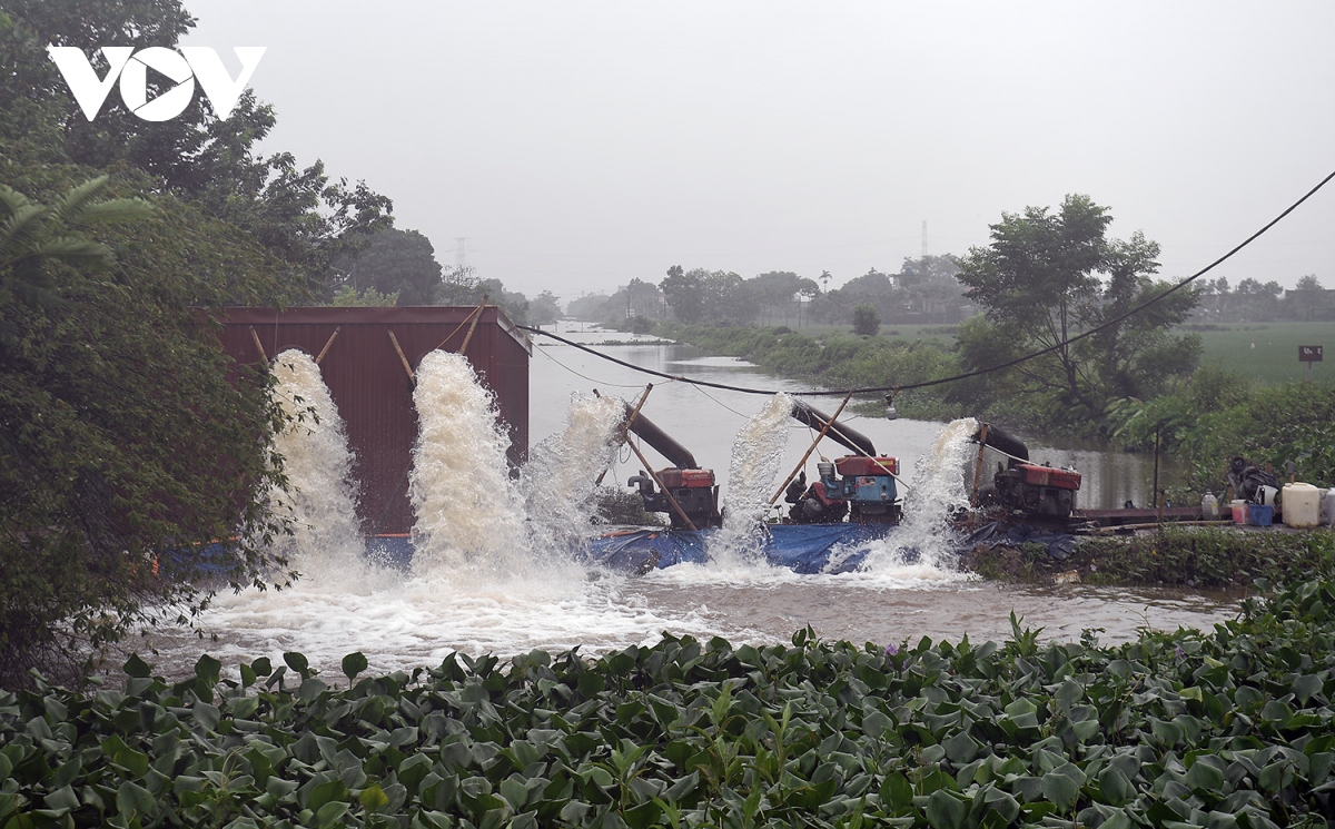 Ninh Bình huy động máy bơm dã chiến, vận hành hết công suất các trạm bơm để tiêu úng