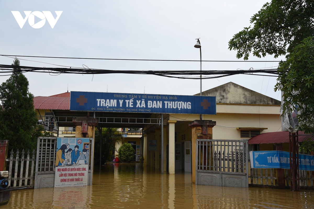 nuoc cao ngap mai nha, duong vao thanh song, 1 xa o phu tho van bi co lap hinh anh 7