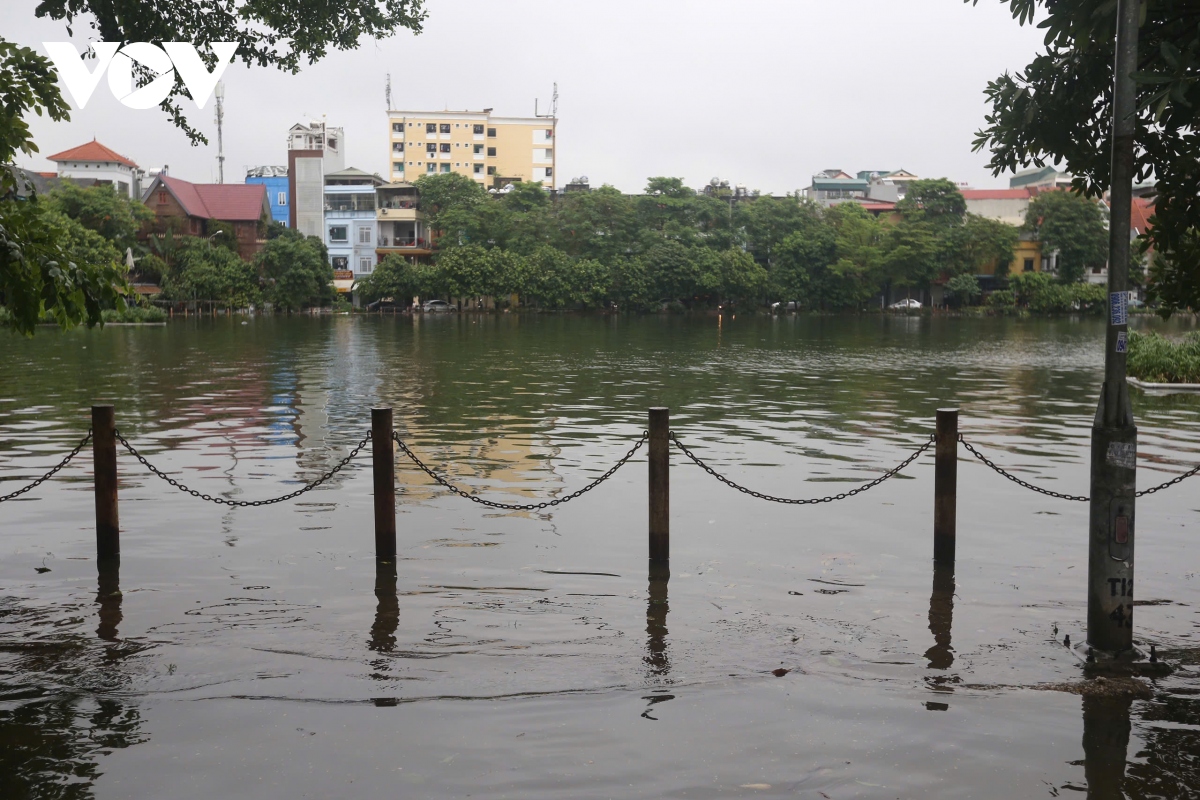 Duong xung quanh ho van quan, ho than tho ha noi ngap sau, giao thong te liet hinh anh 6