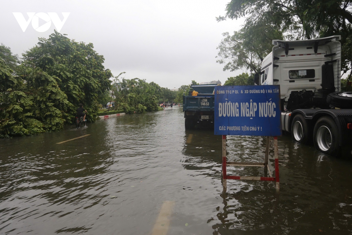 Duong xung quanh ho van quan, ho than tho ha noi ngap sau, giao thong te liet hinh anh 3