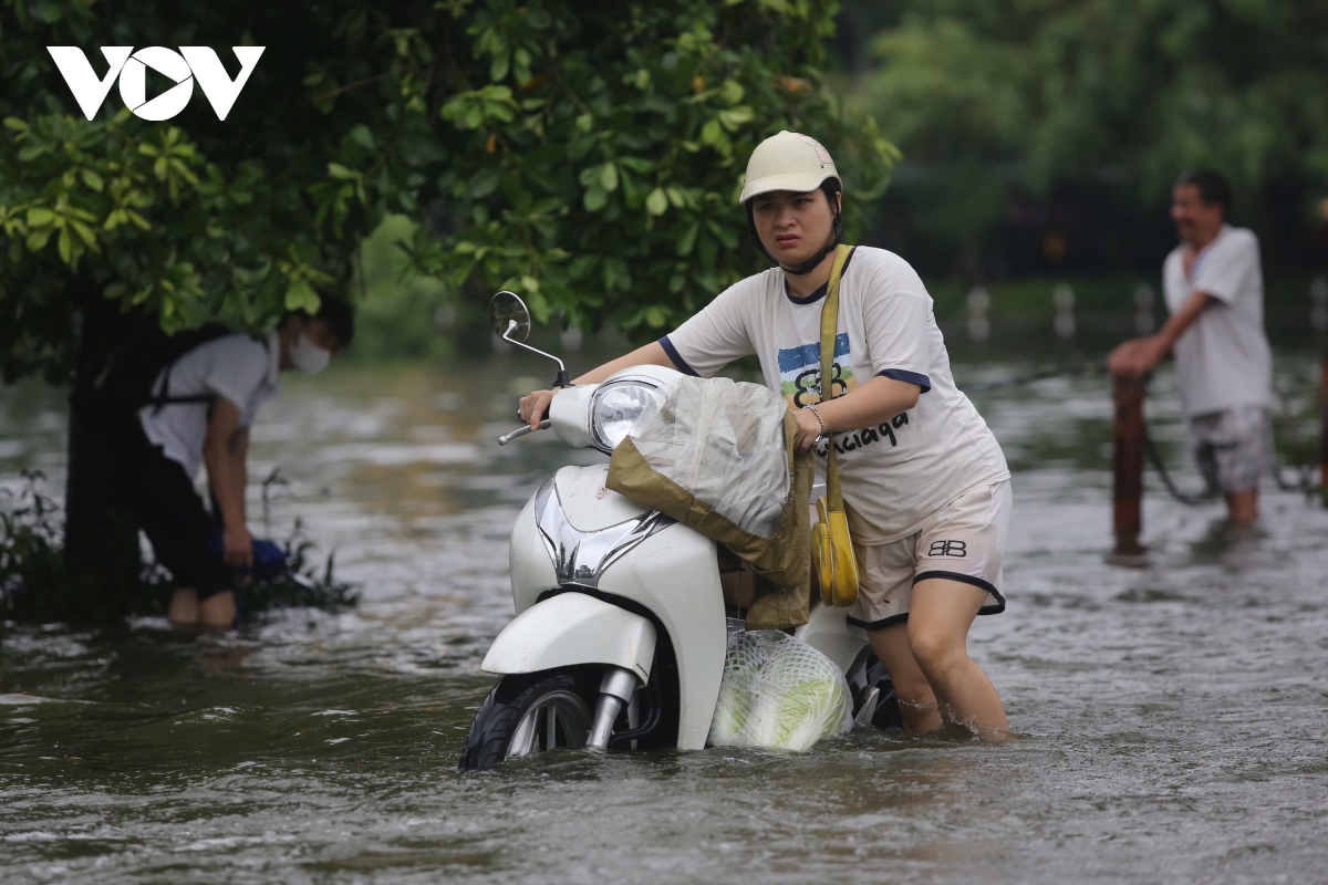 Duong xung quanh ho van quan, ho than tho ha noi ngap sau, giao thong te liet hinh anh 9