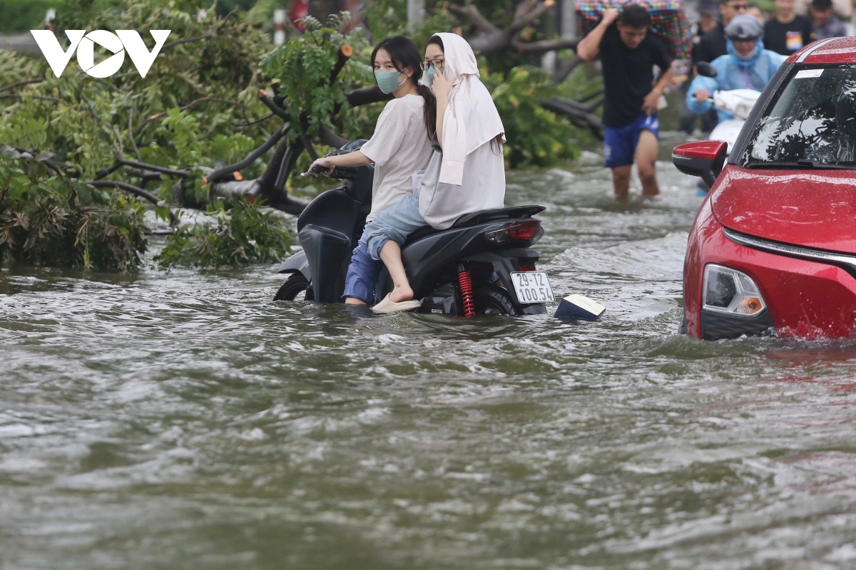 Duong xung quanh ho van quan, ho than tho ha noi ngap sau, giao thong te liet hinh anh 7