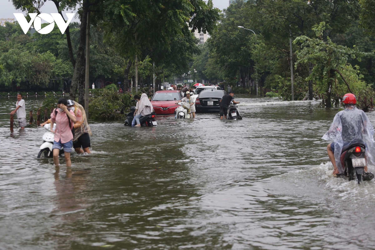 Duong xung quanh ho van quan, ho than tho ha noi ngap sau, giao thong te liet hinh anh 1