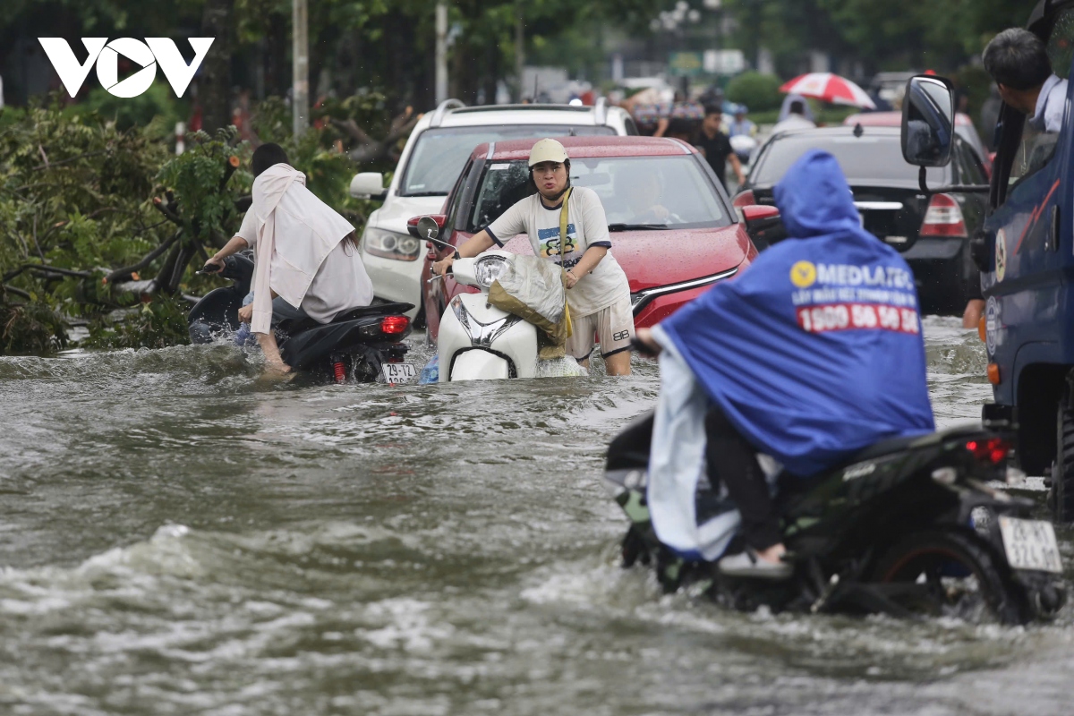 Duong xung quanh ho van quan, ho than tho ha noi ngap sau, giao thong te liet hinh anh 2