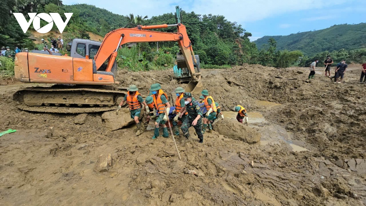 Tiếp tục tìm thấy nạn nhân mất tích tại vùng lũ Làng Nủ