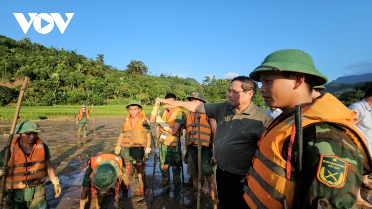 thu tuong pham minh chinh khong kim duoc nuoc mat khi den thon lang nu hinh anh 1