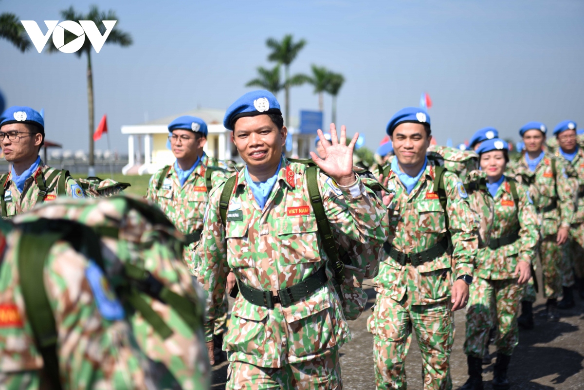 cuoc chia tay day tu hao cua 247 su gia hoa binh lhq tai san bay noi bai hinh anh 15