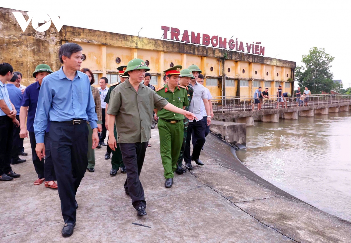 Phó Thủ tướng Trần Hồng Hà kiểm tra phương án thoát lũ sông Hoàng Long (Ninh Bình)