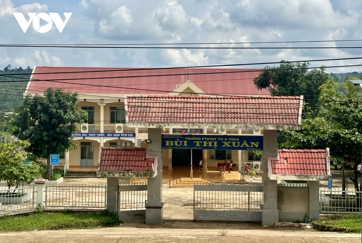 Phụ huynh lùi xe ô tô trong sân trường cán học sinh tử vong