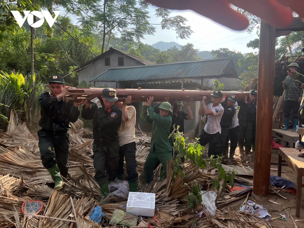 bo doi, cong an tiep can xa tan phuong o yen bai de ho tro ba con vung bao lu hinh anh 1