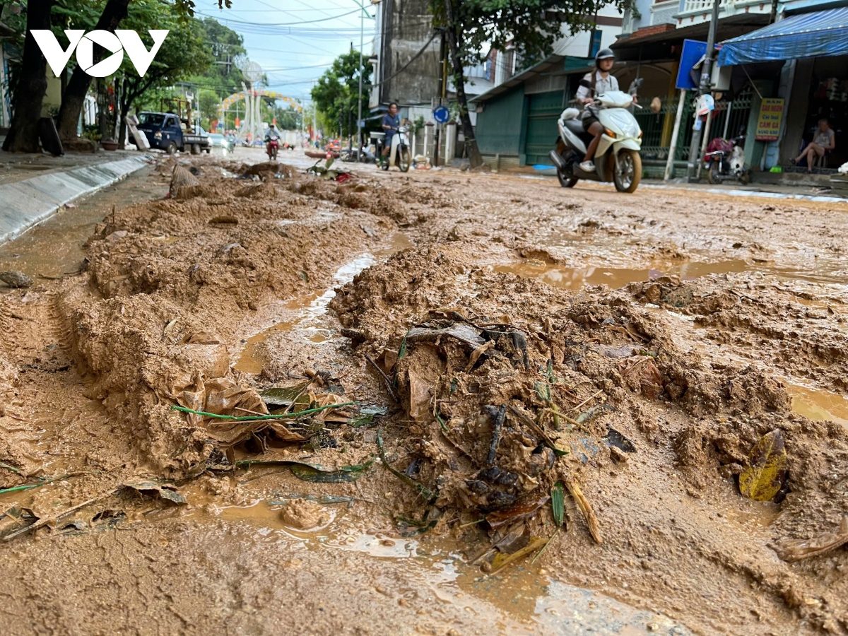 thanh pho yen bai ngap ngua bun, rac sau lu hinh anh 2