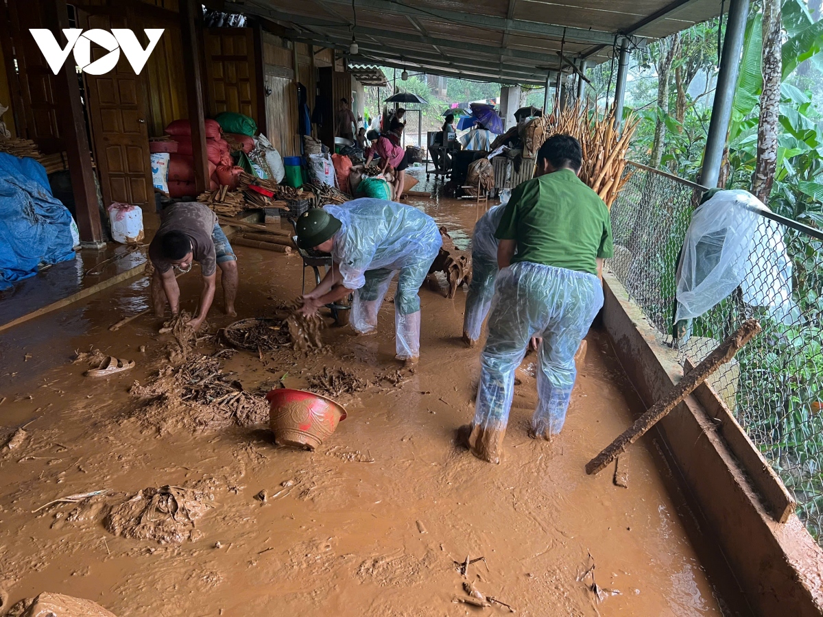 bo doi, cong an tiep can xa tan phuong o yen bai de ho tro ba con vung bao lu hinh anh 2