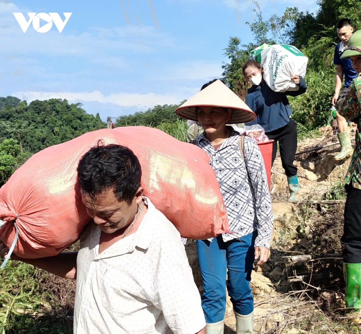 bo doi, cong an tiep can xa tan phuong o yen bai de ho tro ba con vung bao lu hinh anh 5