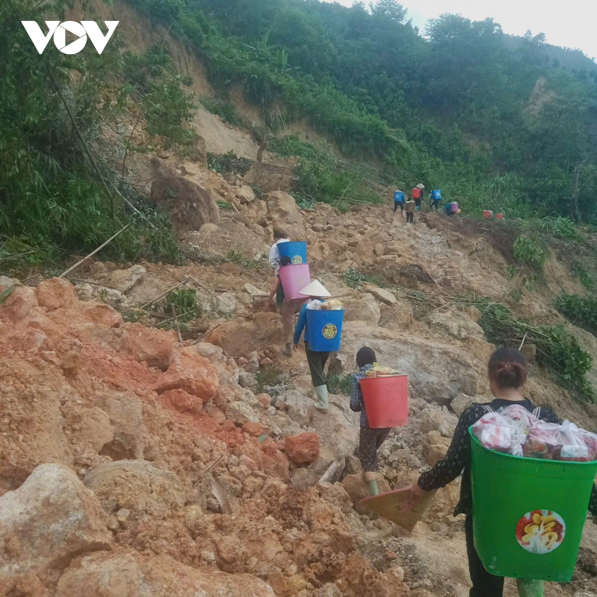 bo doi, cong an tiep can xa tan phuong o yen bai de ho tro ba con vung bao lu hinh anh 6