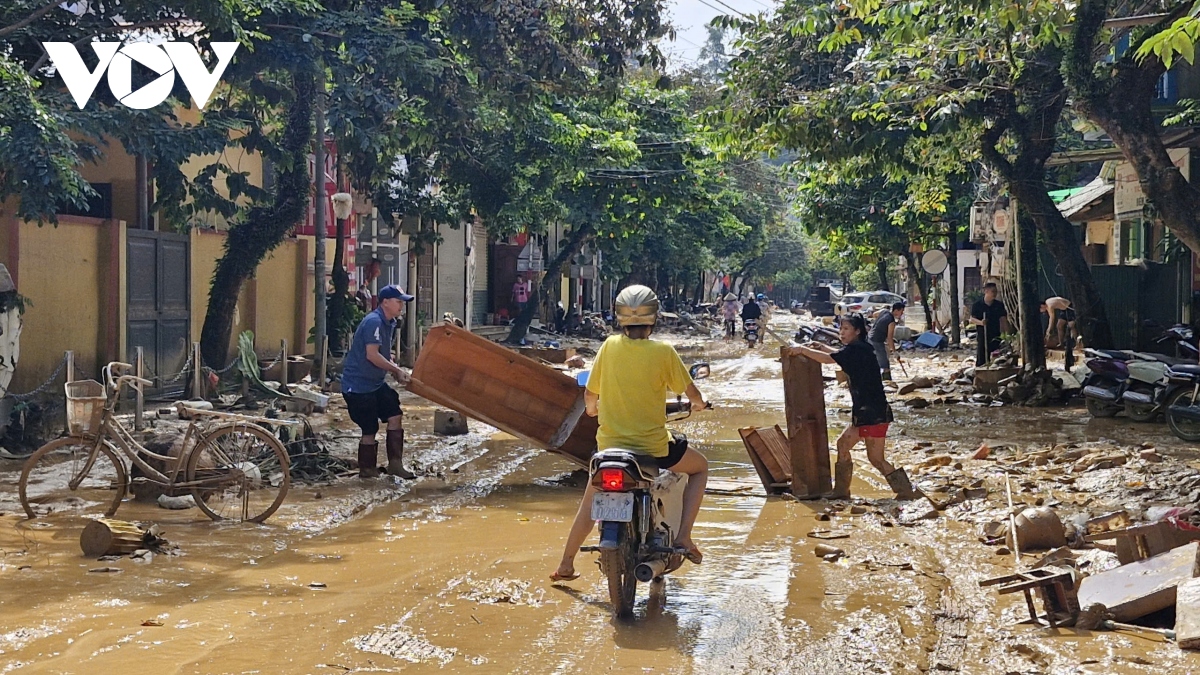 thanh pho yen bai ngap ngua bun rac, nguoi dan ho tro nhau khoi phuc doi song hinh anh 7