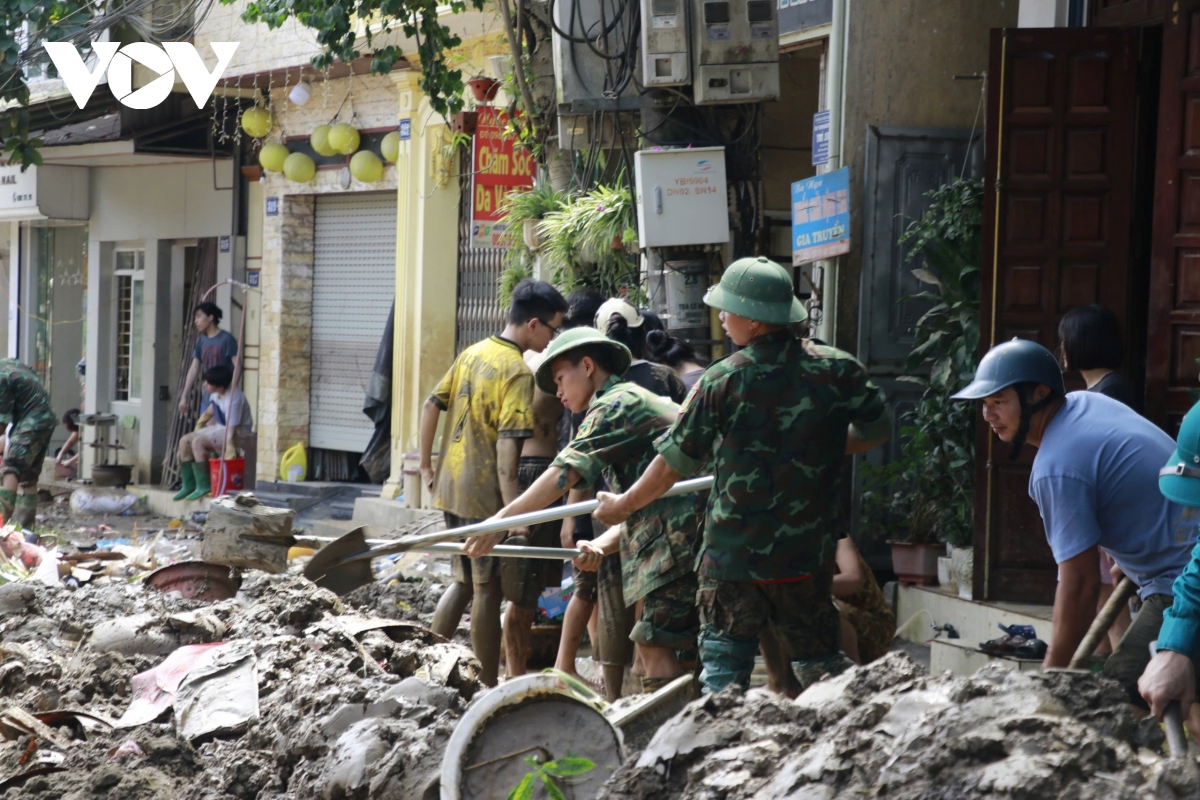 thanh pho yen bai ngay thu hai sau nuoc rut phai mat ca tuan de don dep bun dat hinh anh 14