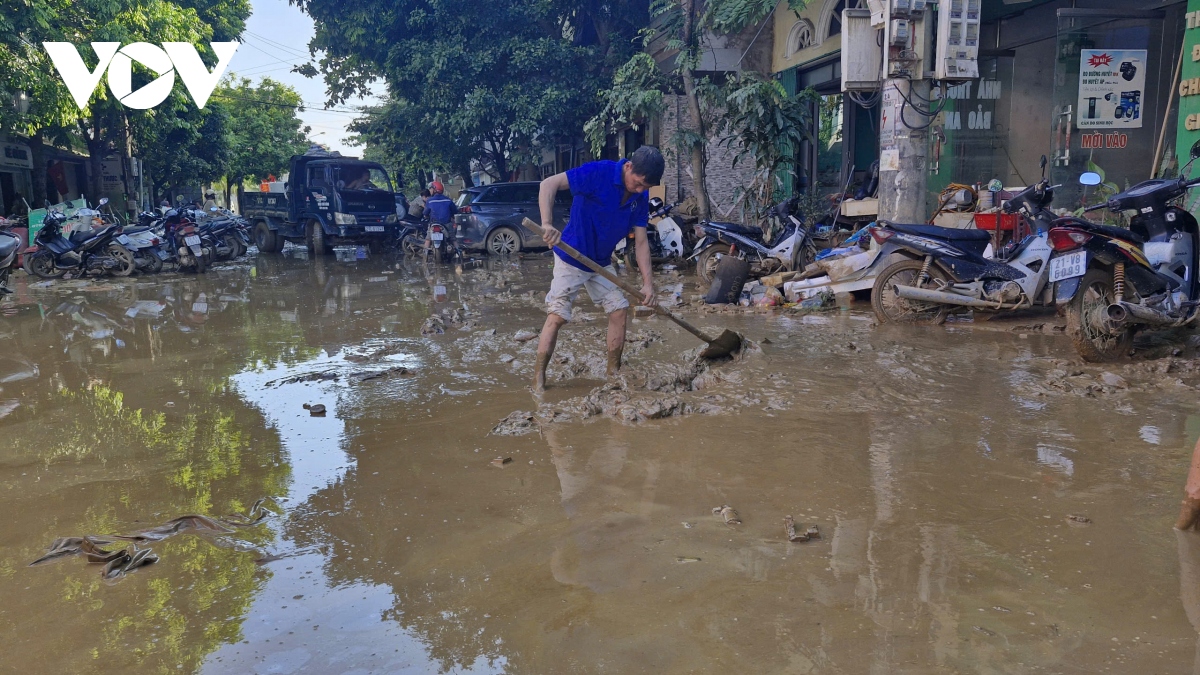 thanh pho yen bai ngay thu hai sau nuoc rut phai mat ca tuan de don dep bun dat hinh anh 16