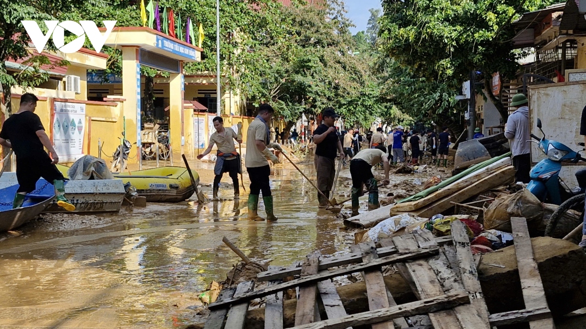 Thành phố Yên Bái ngày thứ hai sau nước rút: Phải mất cả tuần để dọn dẹp bùn đất