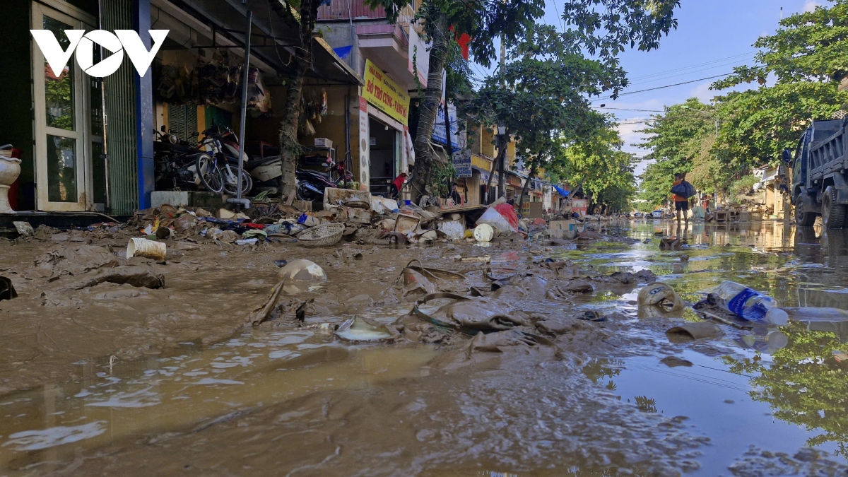 thanh pho yen bai ngay thu hai sau nuoc rut phai mat ca tuan de don dep bun dat hinh anh 3