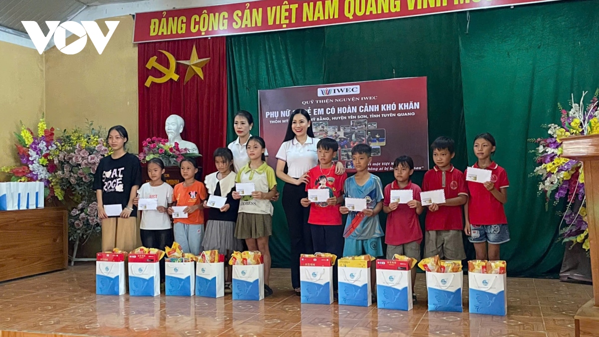 trao qua ho tro phu nu va hoc sinh kho khan o vung lu yen bai, tuyen quang hinh anh 4