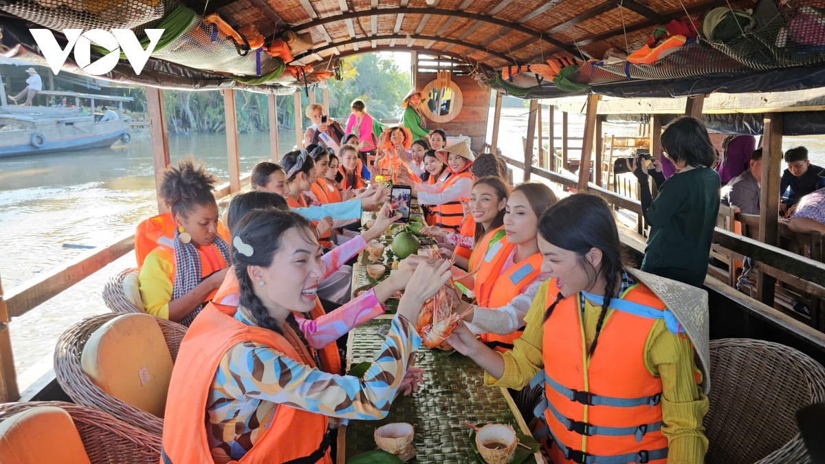 du lich ca nuoc don luong khach tang cao dip nghi le hinh anh 9