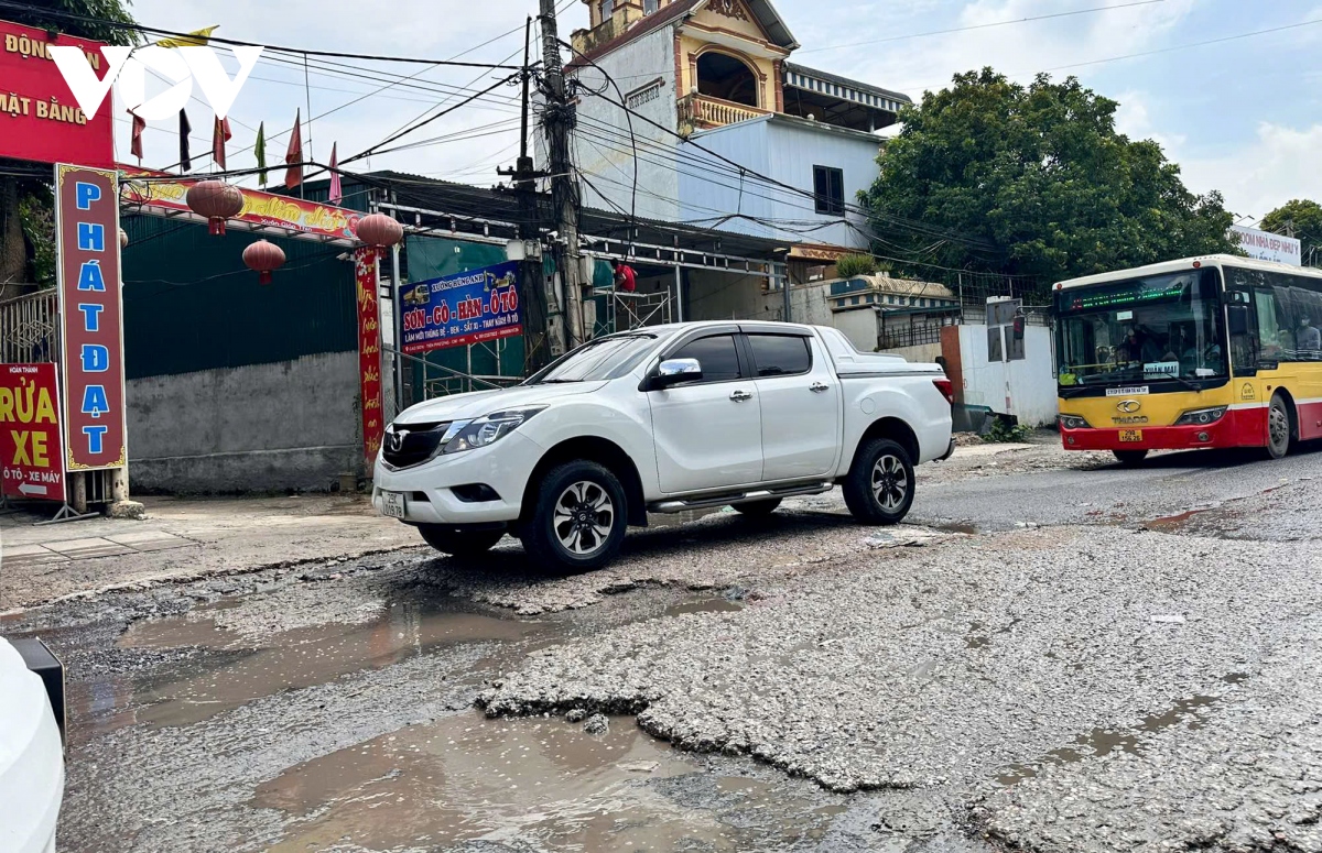 Duong quoc lo 6 qua huyen chuong my, ha noi xuong cap tram trong hinh anh 11