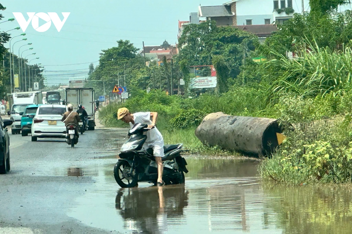 Duong quoc lo 6 qua huyen chuong my, ha noi xuong cap tram trong hinh anh 7