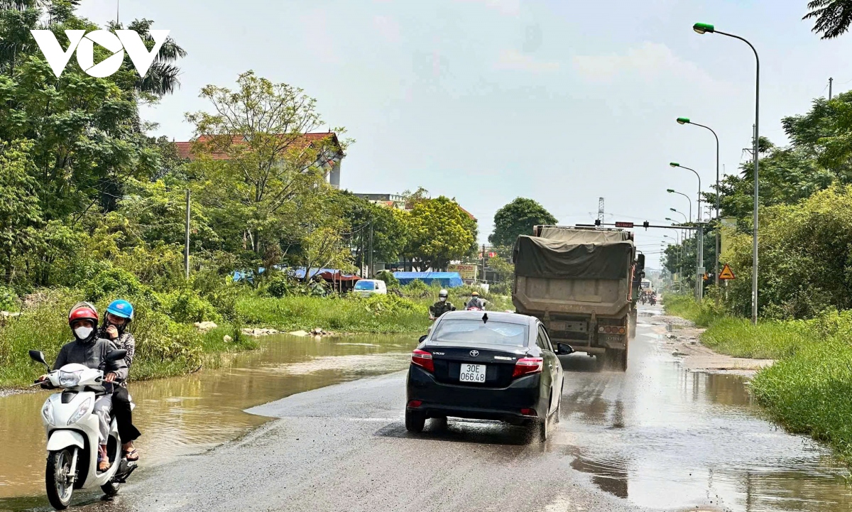 Duong quoc lo 6 qua huyen chuong my, ha noi xuong cap tram trong hinh anh 6