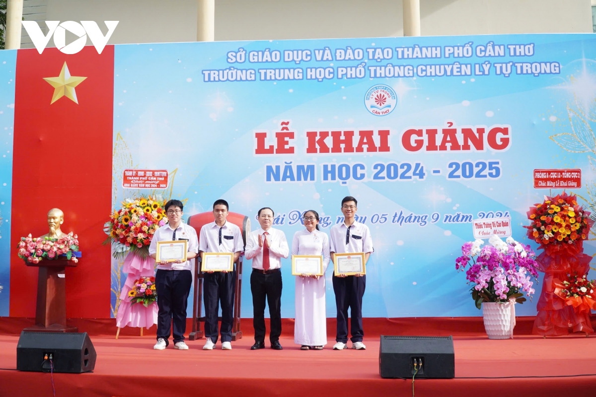 hoc sinh ca nuoc han hoan du le khai giang nam hoc moi 2024-2025 hinh anh 70