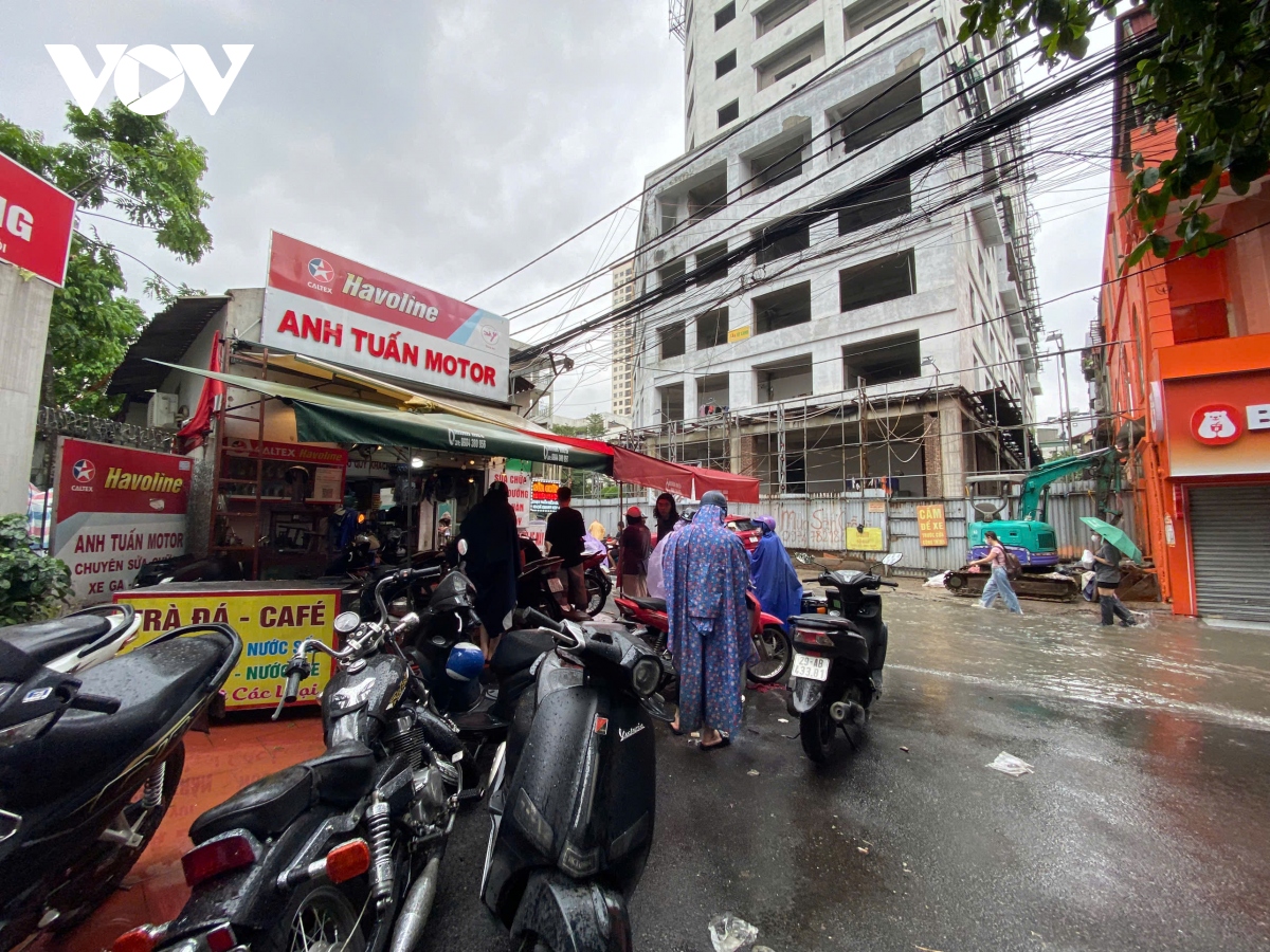 noi do ha noi nhieu noi bien thanh song do con mua lon tu dem qua va sang nay hinh anh 14