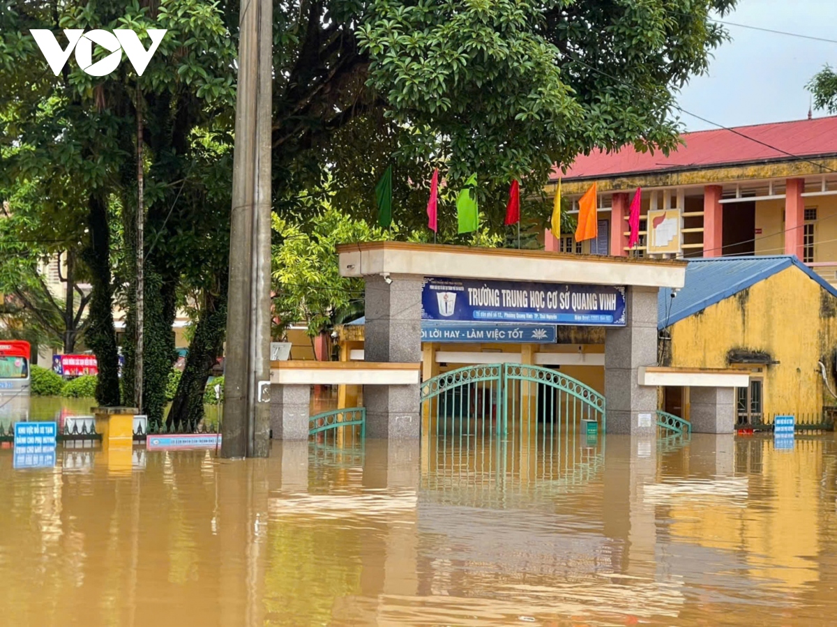 Những người chèo thuyền đưa đồng bào từ tâm lũ Thái Nguyên đến nơi an toàn