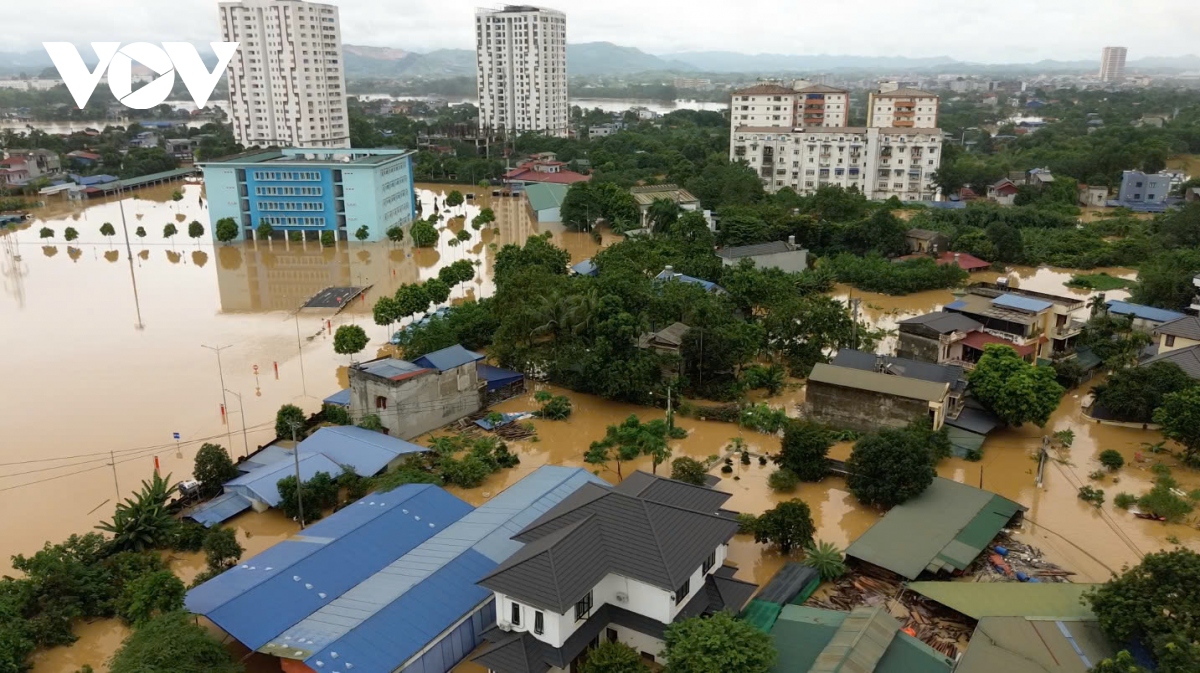 Các trường đại học gấp rút lên danh sách sinh viên vùng bão lũ để hỗ trợ