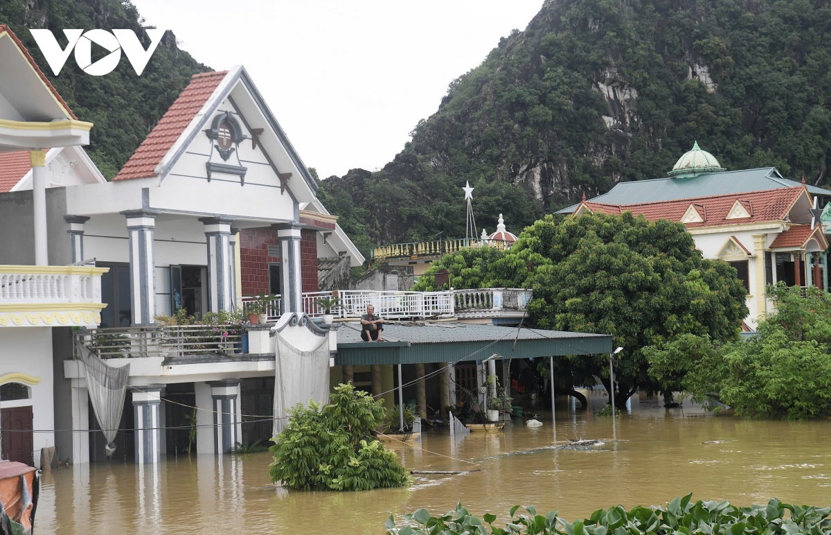 can bo, chien sy cong an ninh binh ho tro dan den noi tranh lu an toan hinh anh 1