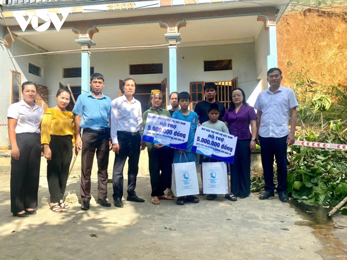 trao qua cho tre em o hoa binh bi thuong do bao lu hinh anh 1