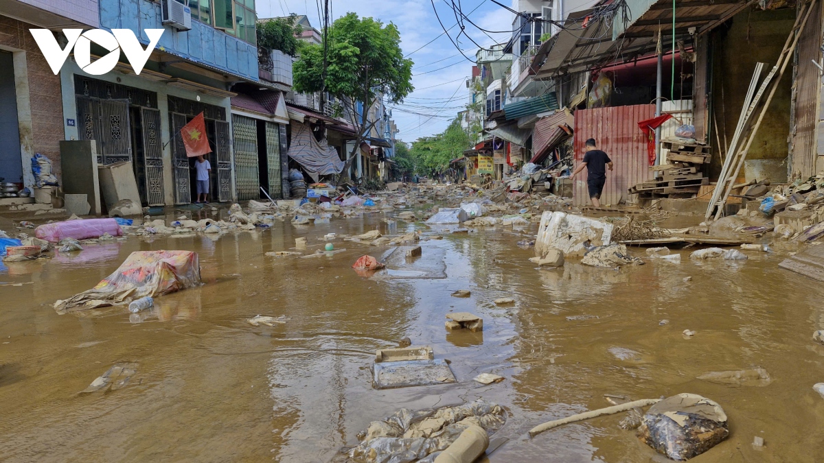 yen bai no luc khac phuc hau qua mua lu, don hoc sinh tro lai truong hinh anh 1