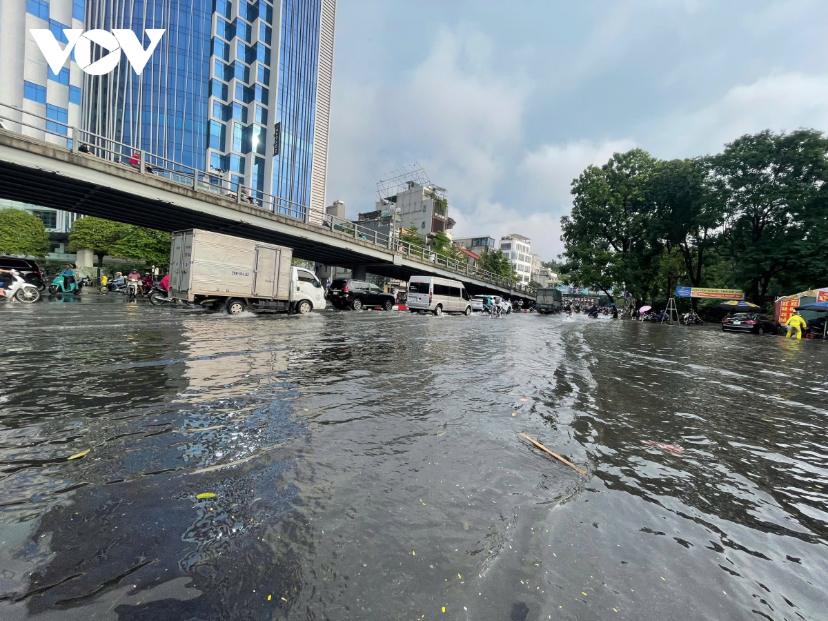 Mưa lớn lúc rạng sáng, nhiều tuyến phố Hà Nội ngập sâu, giao thông tê liệt