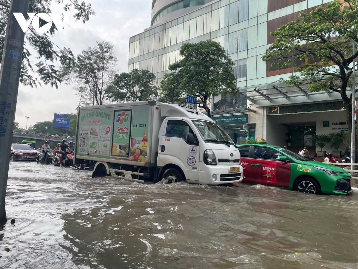 mua lon luc rang sang, nhieu tuyen pho ha noi ngap sau, giao thong te liet hinh anh 5