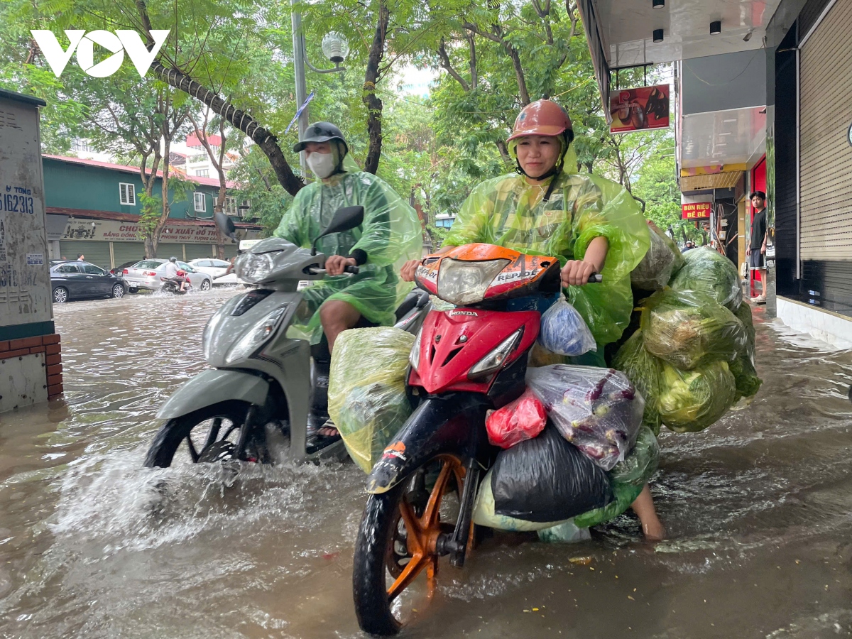 mua lon luc rang sang, nhieu tuyen pho ha noi ngap sau, giao thong te liet hinh anh 4