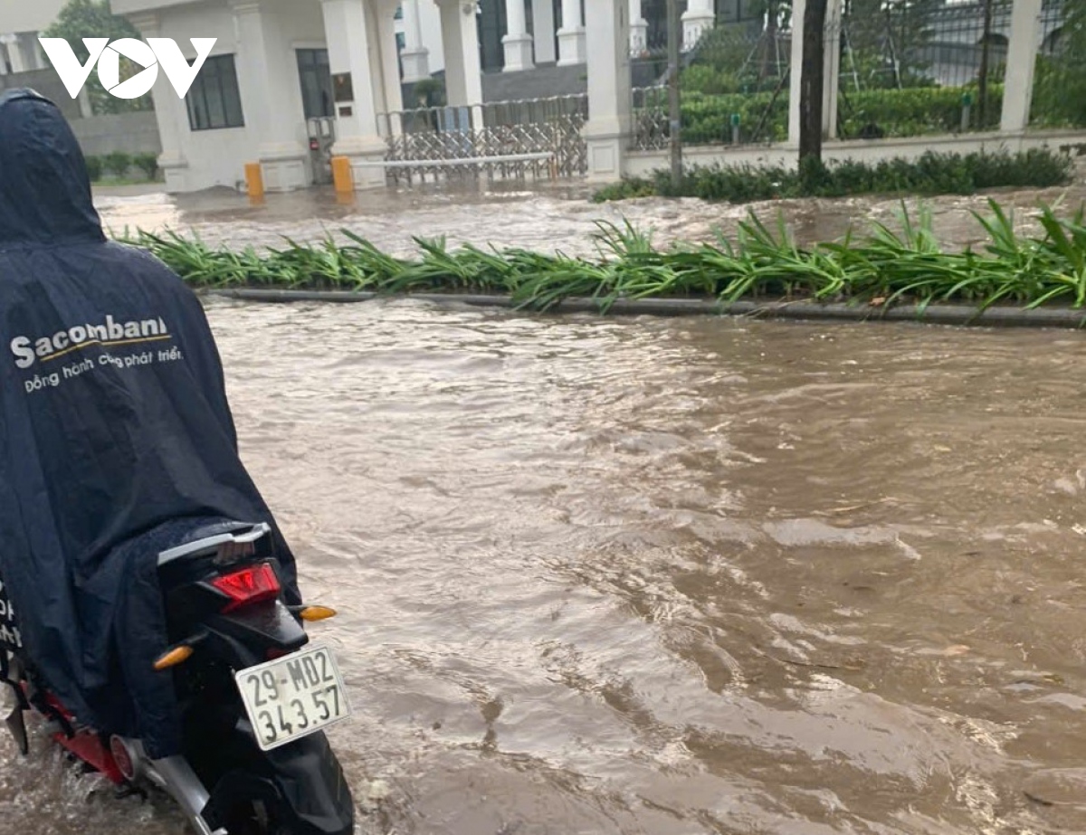 mua lon luc rang sang, nhieu tuyen pho ha noi ngap sau, giao thong te liet hinh anh 16